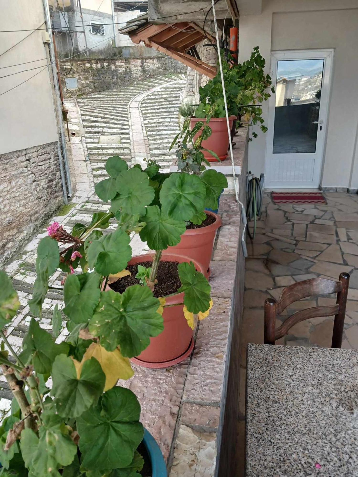 Eniguesthouse Gjirokastër Eksteriør billede