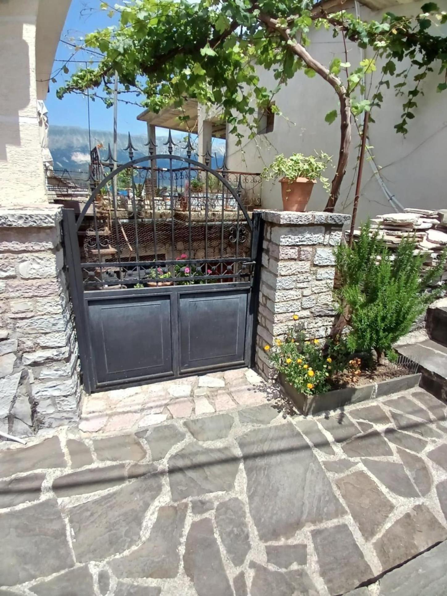 Eniguesthouse Gjirokastër Eksteriør billede
