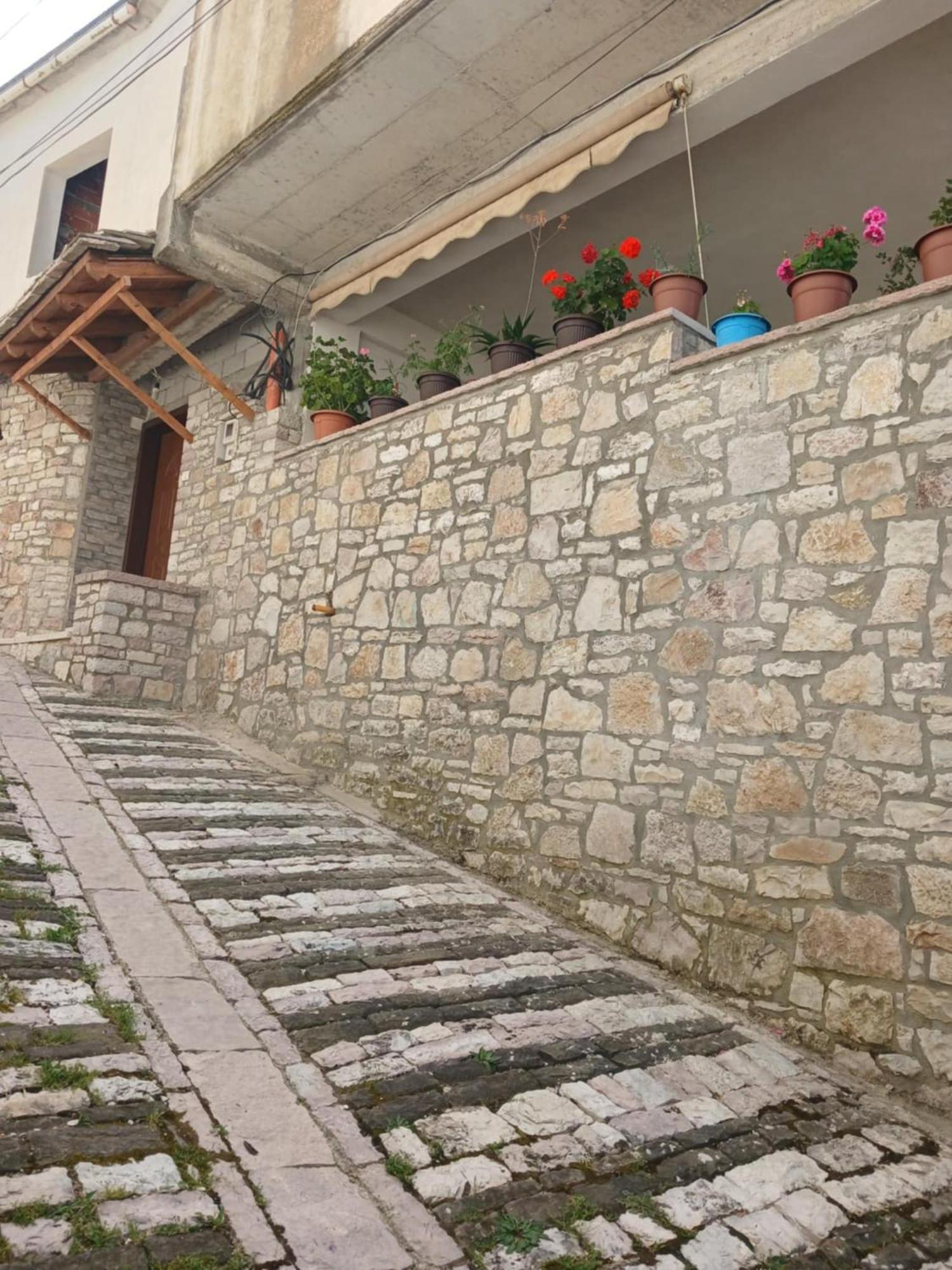 Eniguesthouse Gjirokastër Eksteriør billede