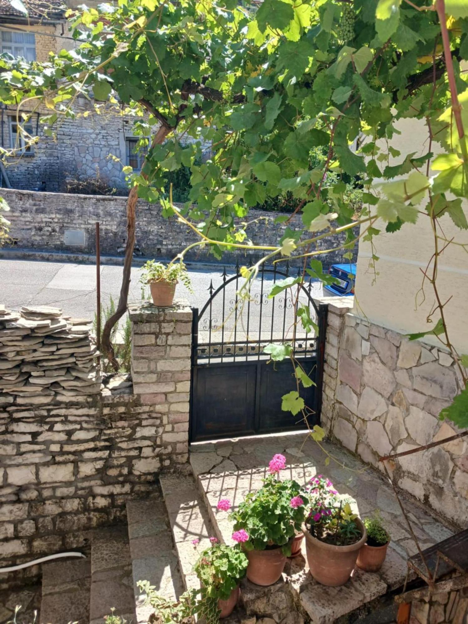 Eniguesthouse Gjirokastër Eksteriør billede